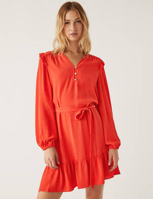 marksandspencer_Valentyn2023_T42_4026_nabirane minisaty s vazanim v pase_cervena_1599Kc_modelka.jpg